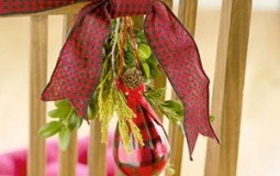 navidad. decora las sillas con flores