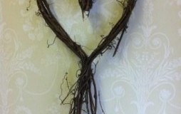 Decorar con un corazón de raíces y ramas finas