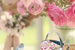 Herramientas de jardín con diseños florales