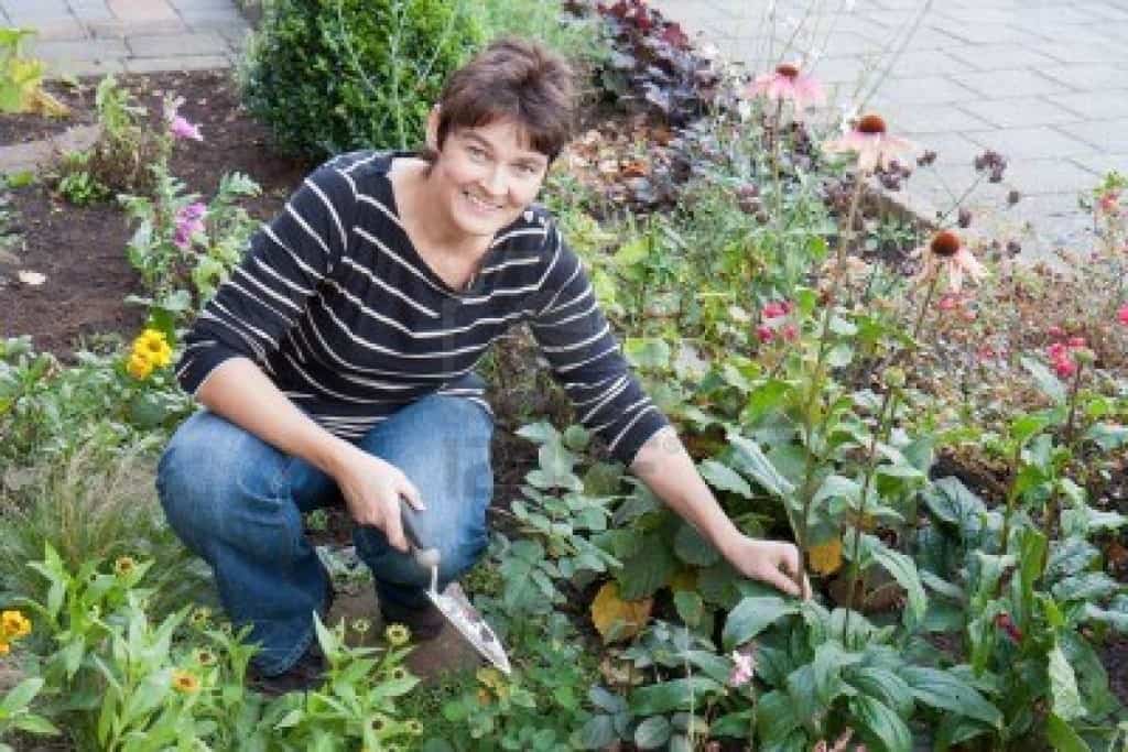 mujer jardineria
