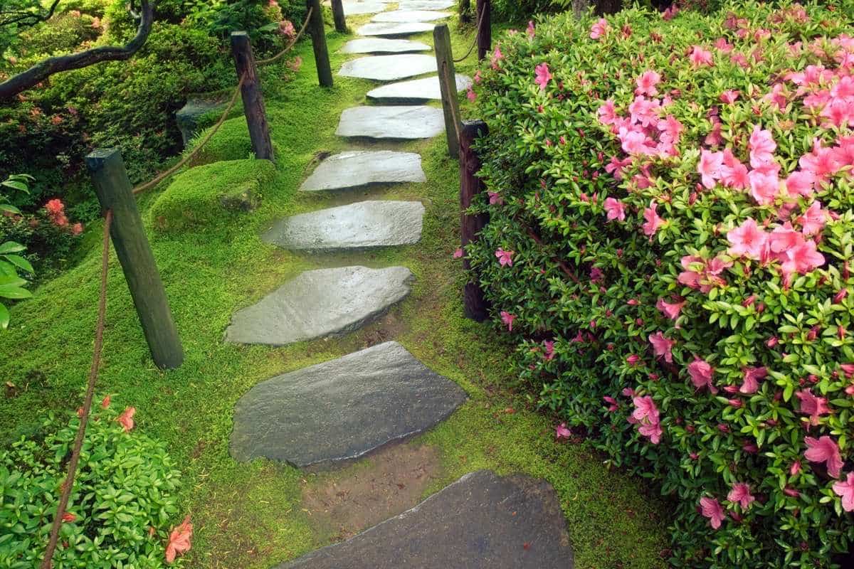 5 caminos en el jardín que querrás tener 2 caminos en el jardín