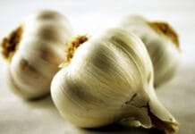 Cómo preparar un insecticida con ajo ajos