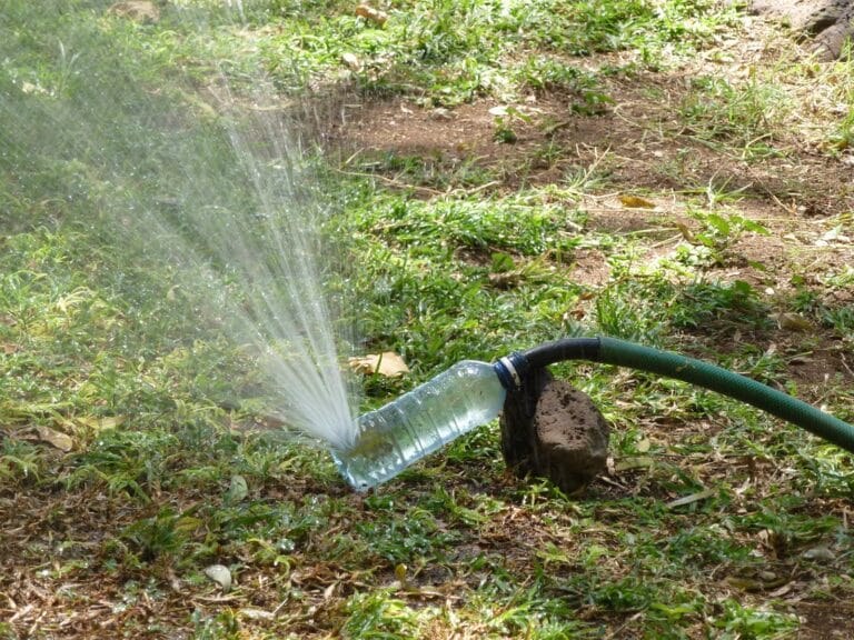 Aspersor hecho con una botella de plástico Aspersor hecho con una botella de plástico