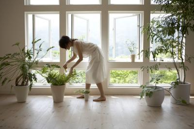 mujer regando plantas