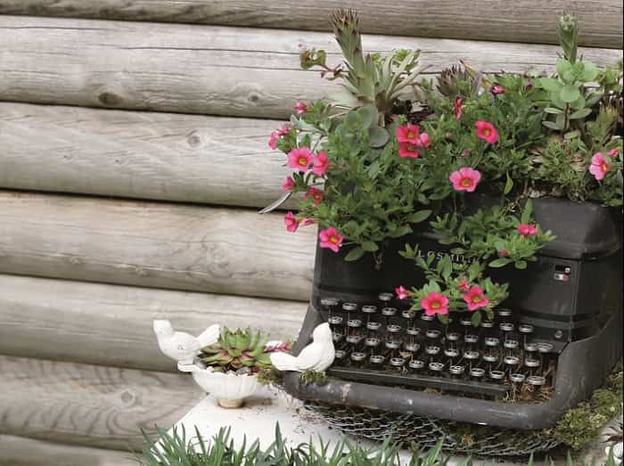 Transformar muebles en decoración - Maquina de escribir con flores