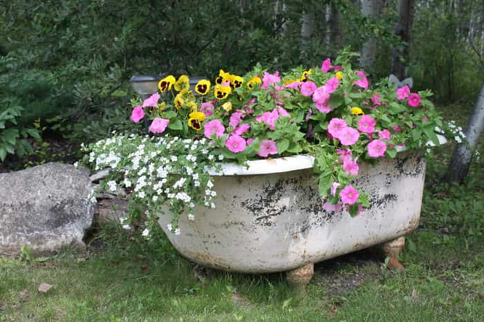 Transformar muebles en decoración - Bañera con flores