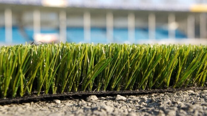 Césped artificial en el jardín Césped artificial en el jardín