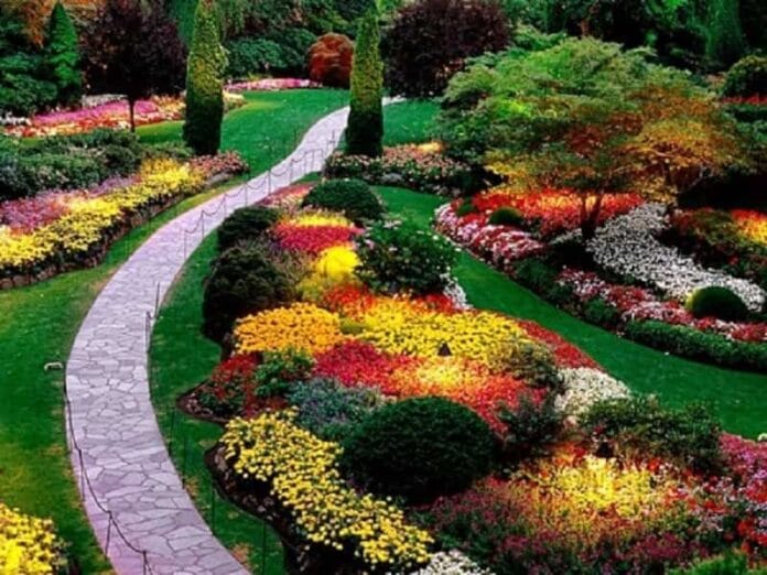 decorar un jardín grande