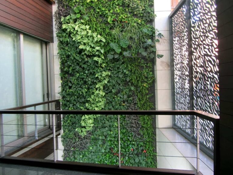 Villarreal disfruta de un jardín vertical diseñado por Ignacio Solano Villarreal disfruta de un jardín vertical diseñado por Ignacio Solano