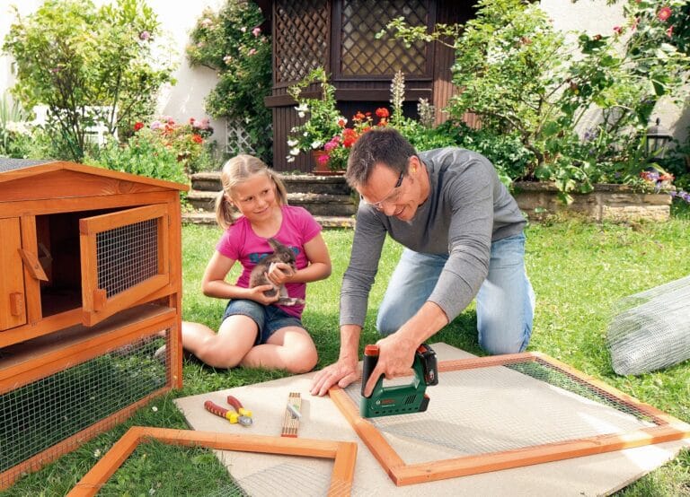 Bosch lanza UniversalTacker 18V-14, una grapadora para fijar todo tipo de materiales