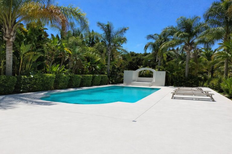 ¿Por qué las piscinas sin juntas están marcando el diseño exterior actual?