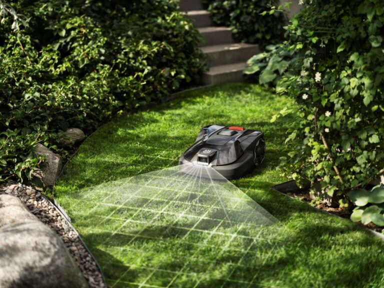 Husqvarna presenta dos robots cortacésped con tecnología de visión por inteligencia artificial para jardines suburbanos Husqvarna presenta dos robots cortacésped con tecnología de visión por inteligencia artificial para jardines suburbanos