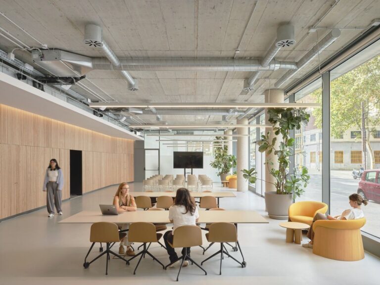 Revitalizando el Diseño de Oficinas: Cloudworks como Referente de Bienestar y Experiencia Laboral